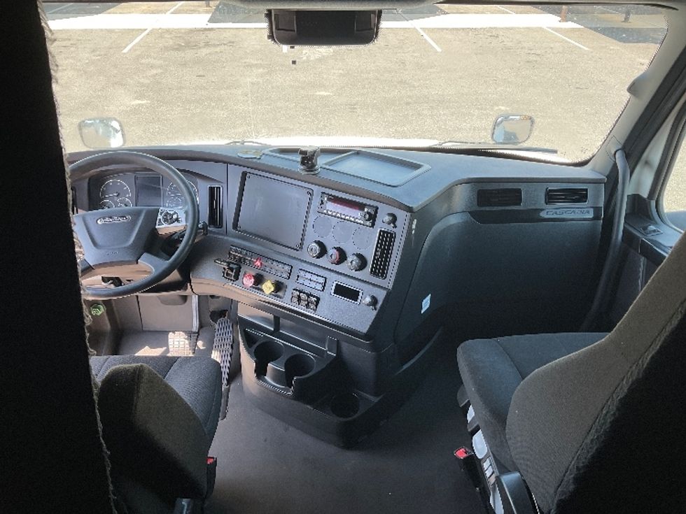 Sleeper Tractor-Heavy Duty Tractors-Freightliner-2023-T12664ST-Millville-NJ-610,565\n\t\tmiles-$ 66,250 - Image 12