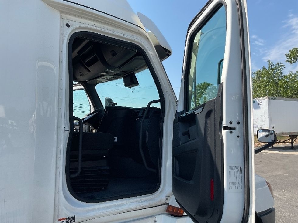Sleeper Tractor-Heavy Duty Tractors-Freightliner-2023-T12664ST-Millville-NJ-610,565\n\t\tmiles-$ 66,250 - Image 13
