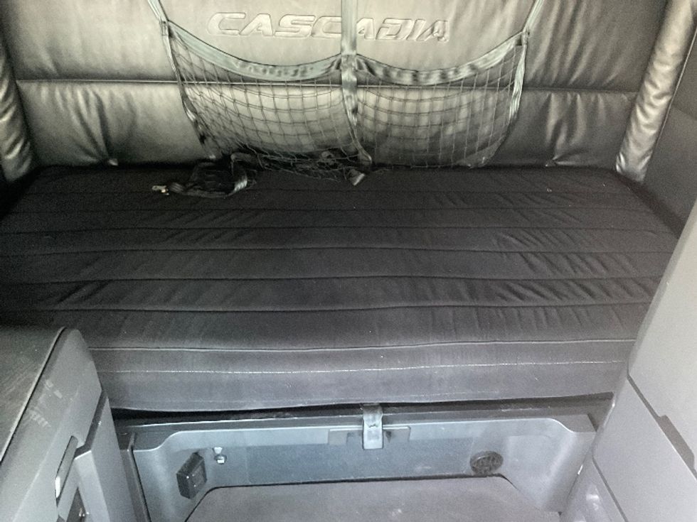 Sleeper Tractor-Heavy Duty Tractors-Freightliner-2023-T12664ST-Millville-NJ-610,565\n\t\tmiles-$ 66,250 - Image 17