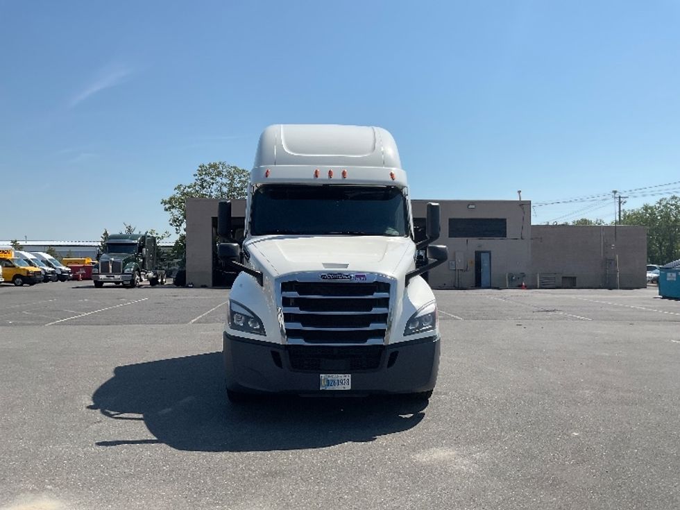 Sleeper Tractor-Heavy Duty Tractors-Freightliner-2023-T12664ST-Millville-NJ-610,565\n\t\tmiles-$ 66,250 - Image 2