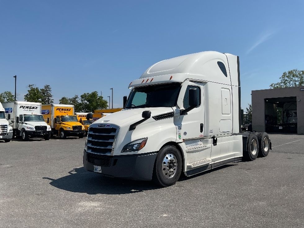 Sleeper Tractor-Heavy Duty Tractors-Freightliner-2023-T12664ST-Millville-NJ-610,565\n\t\tmiles-$ 66,250 - Image 3