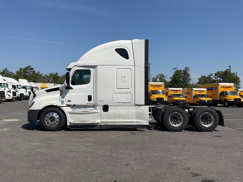 Sleeper Tractor-Heavy Duty Tractors-Freightliner-2023-T12664ST-Millville-NJ-610,565\n\t\tmiles-$ 66,250 - Image 4