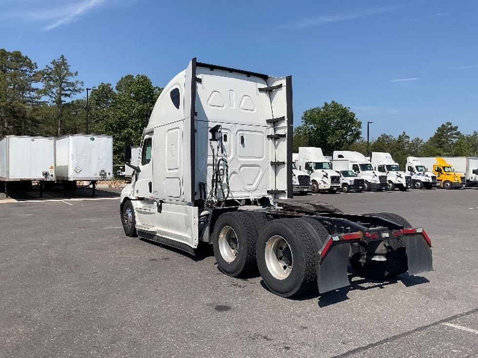 Sleeper Tractor-Heavy Duty Tractors-Freightliner-2023-T12664ST-Millville-NJ-610,565\n\t\tmiles-$ 66,250 - Image 5
