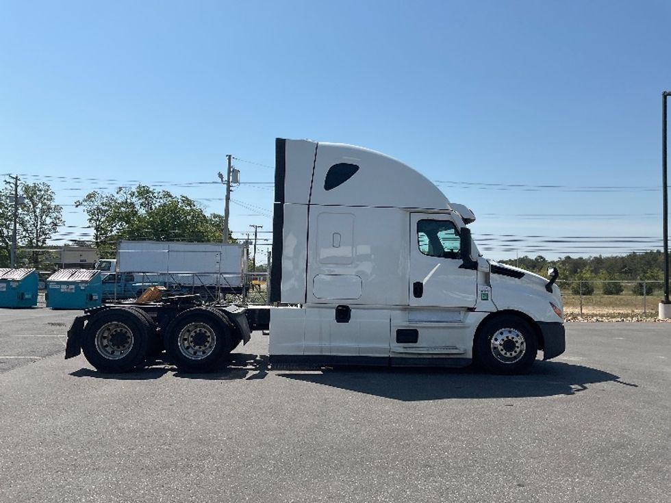 Sleeper Tractor-Heavy Duty Tractors-Freightliner-2023-T12664ST-Millville-NJ-610,565\n\t\tmiles-$ 66,250 - Image 8