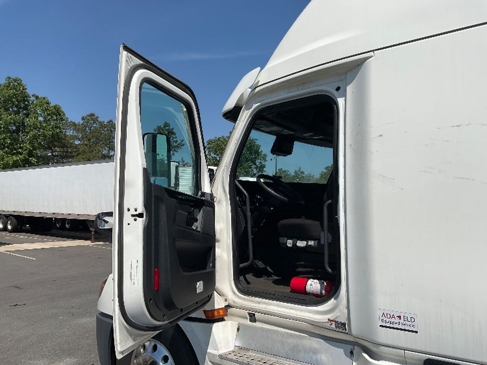 Sleeper Tractor-Heavy Duty Tractors-Freightliner-2023-T12664ST-Millville-NJ-610,565\n\t\tmiles-$ 66,250 - Image 9