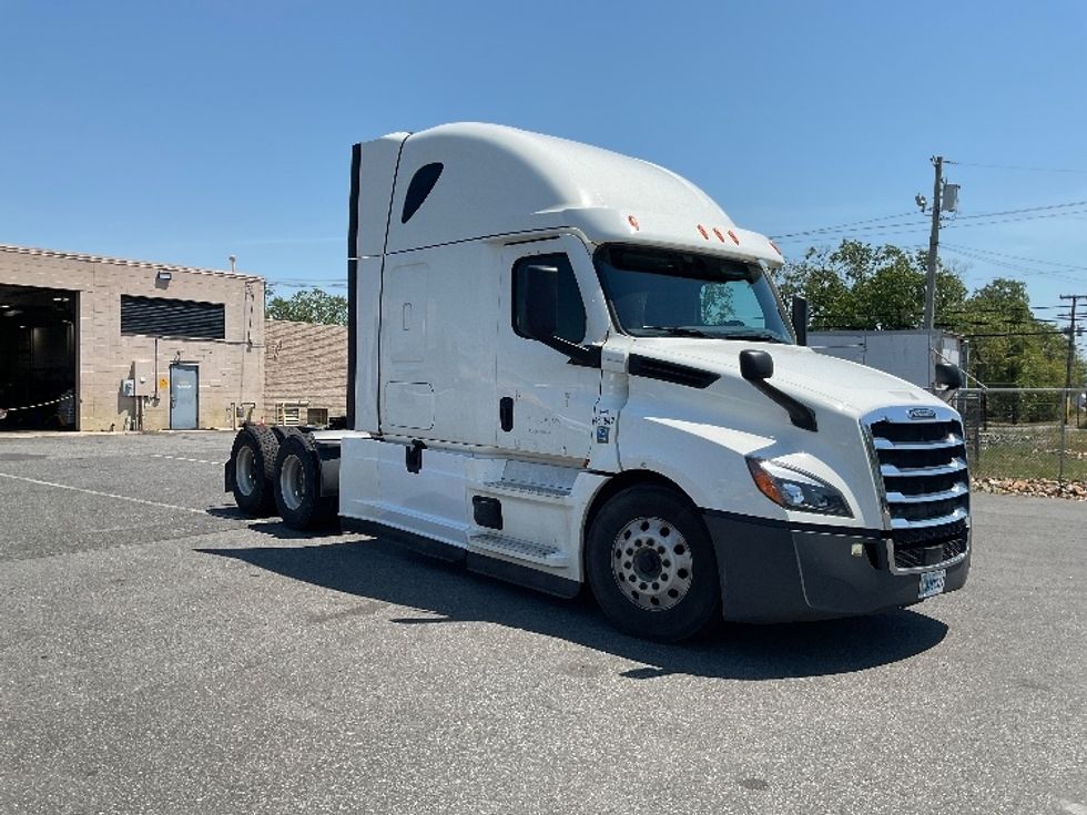 Sleeper Tractor-Heavy Duty Tractors-Freightliner-2023-T12664ST-Millville-NJ-611,464\n\t\tmiles-$ 66,000 - Image 1