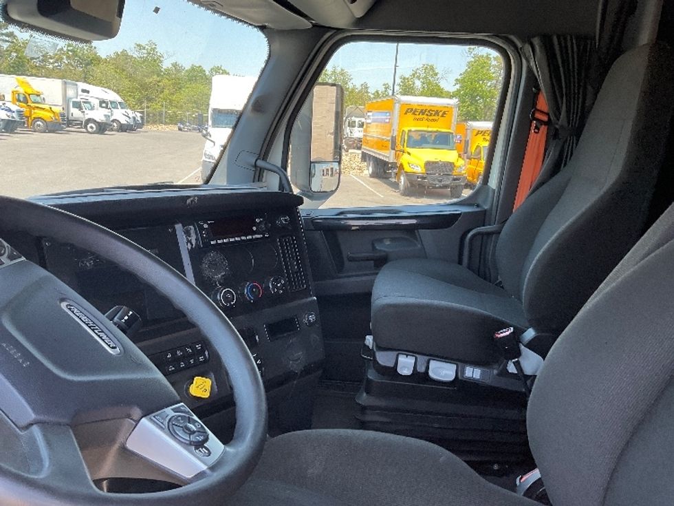 Sleeper Tractor-Heavy Duty Tractors-Freightliner-2023-T12664ST-Millville-NJ-611,464\n\t\tmiles-$ 66,000 - Image 10