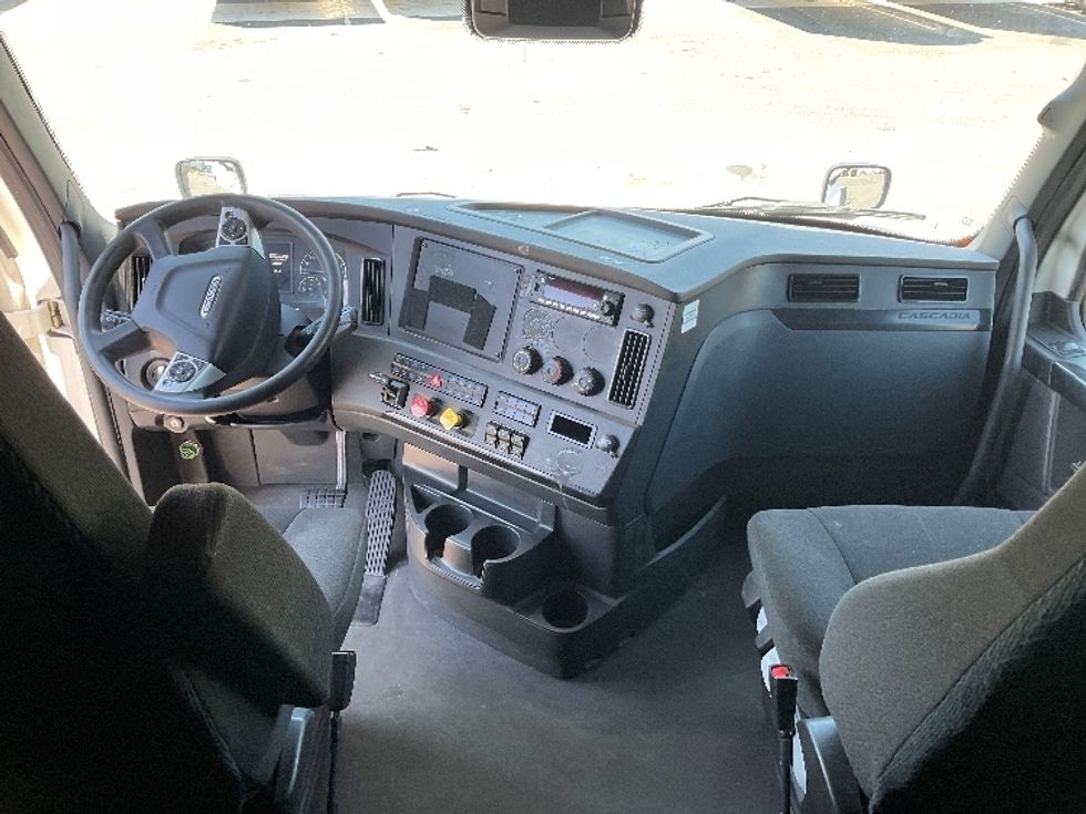 Sleeper Tractor-Heavy Duty Tractors-Freightliner-2023-T12664ST-Millville-NJ-611,464\n\t\tmiles-$ 66,000 - Image 12