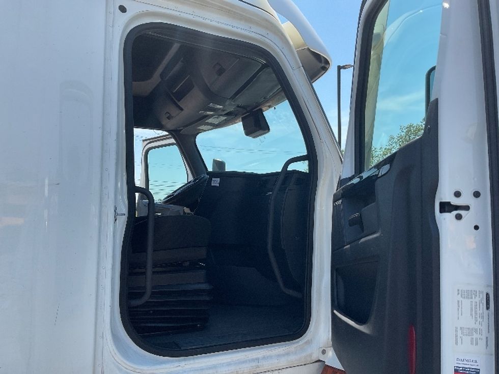 Sleeper Tractor-Heavy Duty Tractors-Freightliner-2023-T12664ST-Millville-NJ-611,464\n\t\tmiles-$ 66,000 - Image 13
