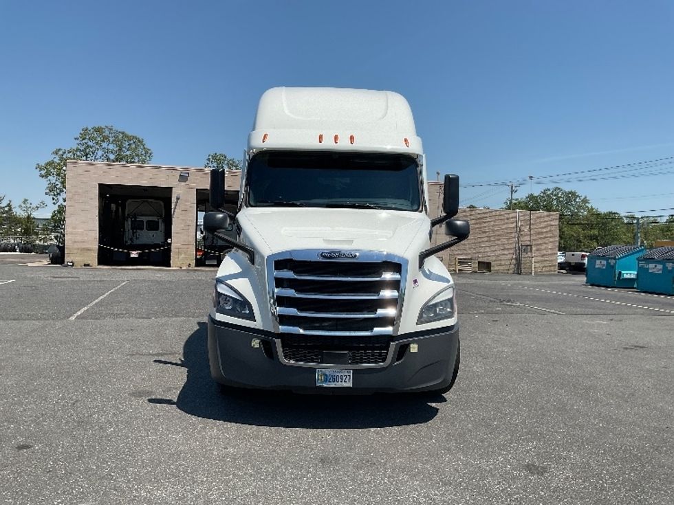 Sleeper Tractor-Heavy Duty Tractors-Freightliner-2023-T12664ST-Millville-NJ-611,464\n\t\tmiles-$ 66,000 - Image 2