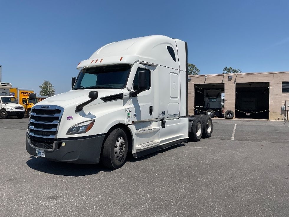Sleeper Tractor-Heavy Duty Tractors-Freightliner-2023-T12664ST-Millville-NJ-611,464\n\t\tmiles-$ 66,000 - Image 3