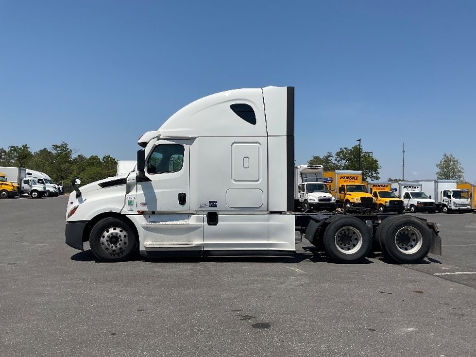 Sleeper Tractor-Heavy Duty Tractors-Freightliner-2023-T12664ST-Millville-NJ-611,464\n\t\tmiles-$ 66,000 - Image 4