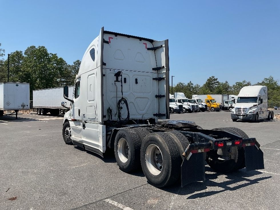 Sleeper Tractor-Heavy Duty Tractors-Freightliner-2023-T12664ST-Millville-NJ-611,464\n\t\tmiles-$ 66,000 - Image 5