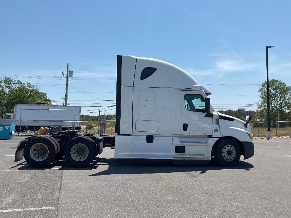 Sleeper Tractor-Heavy Duty Tractors-Freightliner-2023-T12664ST-Millville-NJ-611,464\n\t\tmiles-$ 66,000 - Image 8