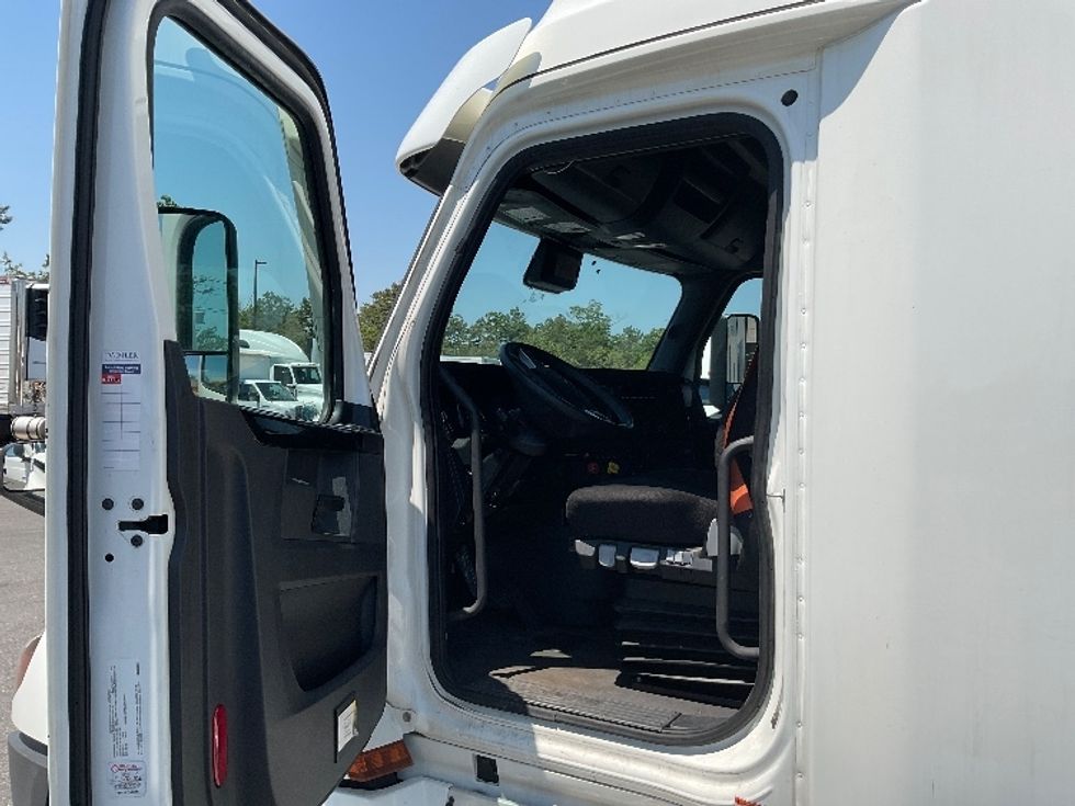 Sleeper Tractor-Heavy Duty Tractors-Freightliner-2023-T12664ST-Millville-NJ-611,464\n\t\tmiles-$ 66,000 - Image 9