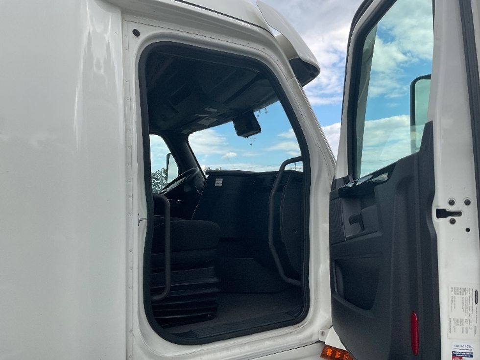 Sleeper Tractor-Heavy Duty Tractors-Freightliner-2023-T12664ST-Millville-NJ-625,195\n\t\tmiles-$ 70,000 - Image 13