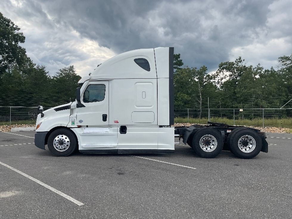 Sleeper Tractor-Heavy Duty Tractors-Freightliner-2023-T12664ST-Millville-NJ-625,195\n\t\tmiles-$ 70,000 - Image 4