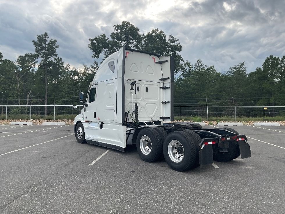 Sleeper Tractor-Heavy Duty Tractors-Freightliner-2023-T12664ST-Millville-NJ-625,195\n\t\tmiles-$ 70,000 - Image 5