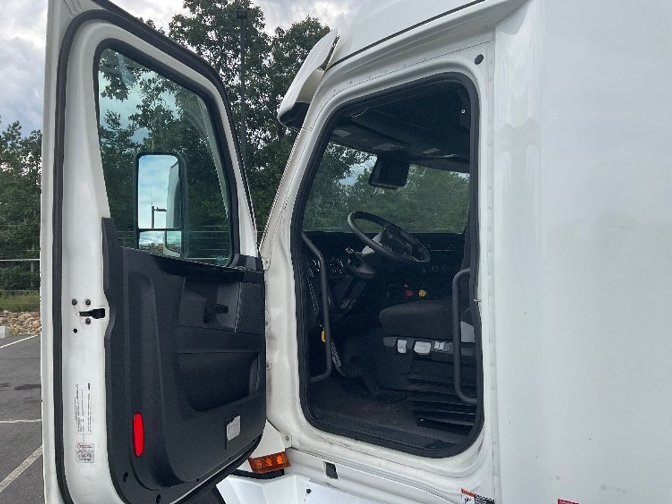 Sleeper Tractor-Heavy Duty Tractors-Freightliner-2023-T12664ST-Millville-NJ-625,195\n\t\tmiles-$ 70,000 - Image 9
