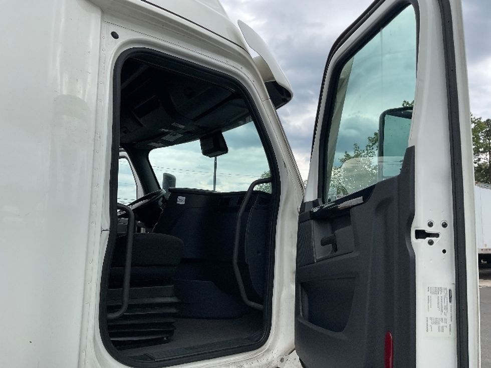 Sleeper Tractor-Heavy Duty Tractors-Freightliner-2023-T12664ST-Millville-NJ-635,248\n\t\tmiles-$ 63,750 - Image 13