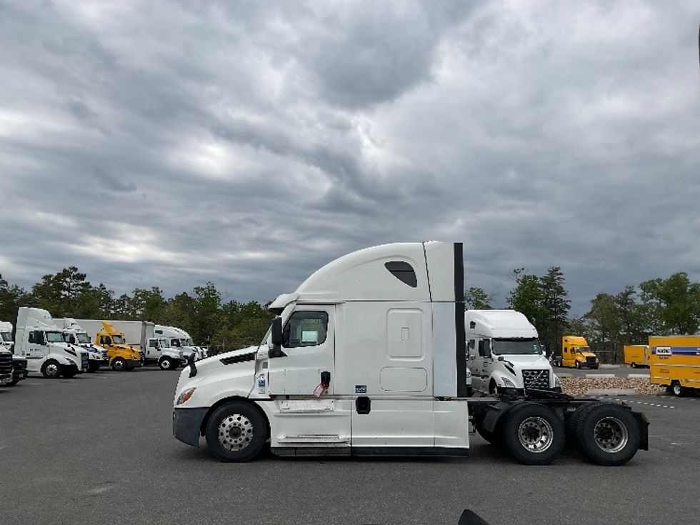 Sleeper Tractor-Heavy Duty Tractors-Freightliner-2023-T12664ST-Millville-NJ-635,248\n\t\tmiles-$ 63,750 - Image 4