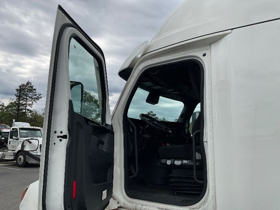 Sleeper Tractor-Heavy Duty Tractors-Freightliner-2023-T12664ST-Millville-NJ-635,248\n\t\tmiles-$ 63,750 - Image 9