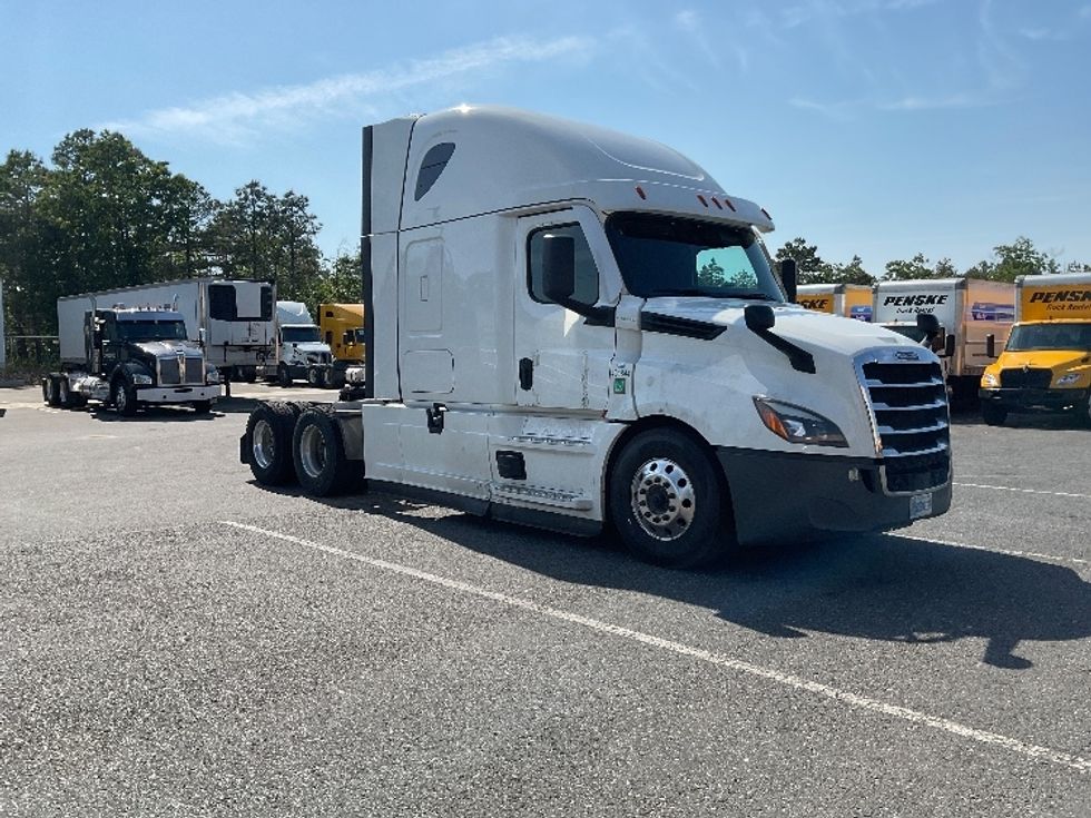 Sleeper Tractor-Heavy Duty Tractors-Freightliner-2023-T12664ST-Millville-NJ-684,915\n\t\tmiles-$ 58,750 - Image 1
