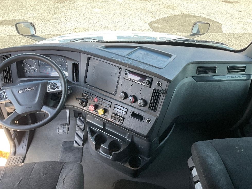 Sleeper Tractor-Heavy Duty Tractors-Freightliner-2023-T12664ST-Millville-NJ-684,915\n\t\tmiles-$ 58,750 - Image 12