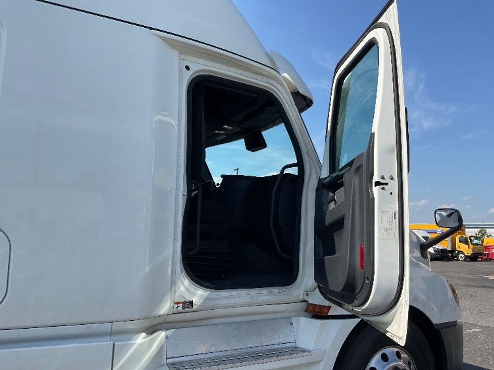 Sleeper Tractor-Heavy Duty Tractors-Freightliner-2023-T12664ST-Millville-NJ-684,915\n\t\tmiles-$ 58,750 - Image 13