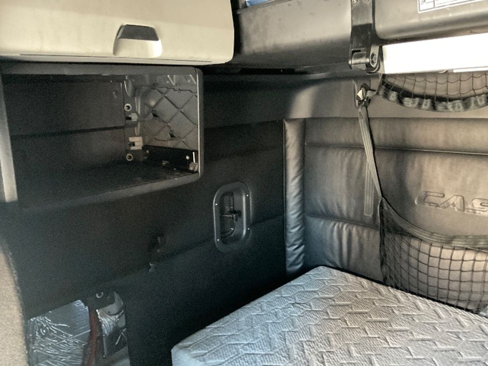 Sleeper Tractor-Heavy Duty Tractors-Freightliner-2023-T12664ST-Millville-NJ-684,915\n\t\tmiles-$ 58,750 - Image 19
