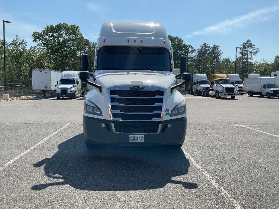 Sleeper Tractor-Heavy Duty Tractors-Freightliner-2023-T12664ST-Millville-NJ-684,915\n\t\tmiles-$ 58,750 - Image 2
