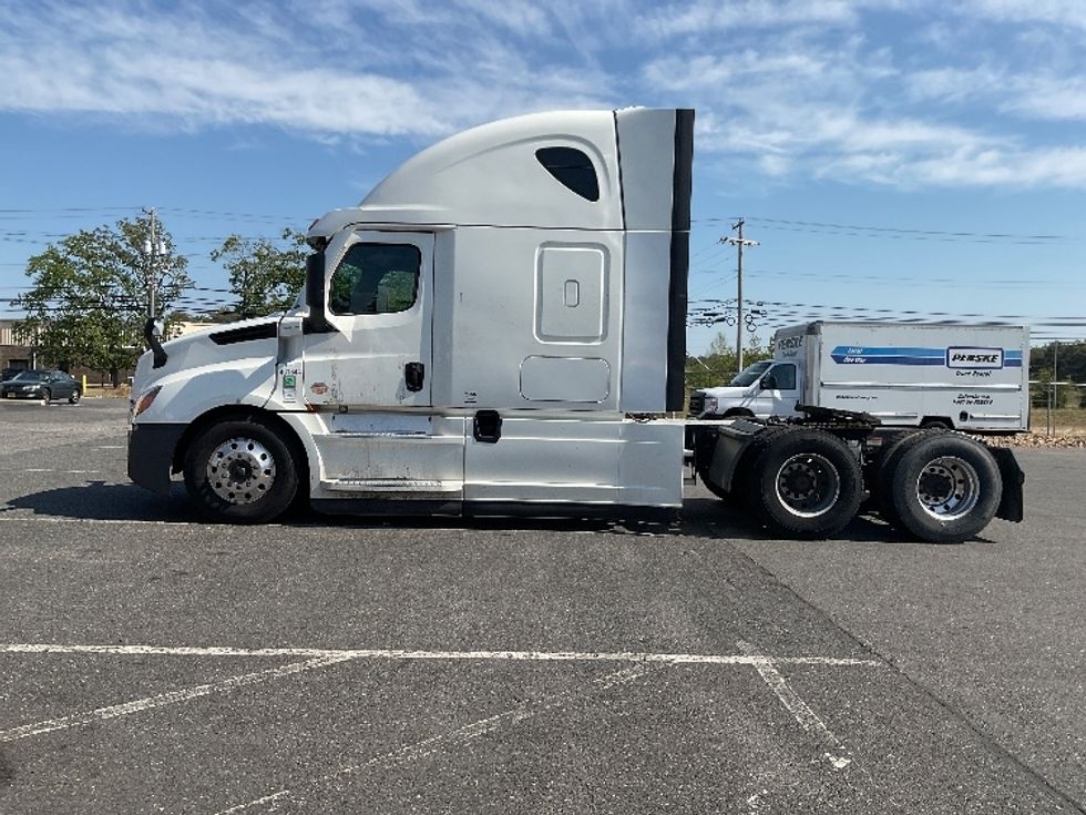 Sleeper Tractor-Heavy Duty Tractors-Freightliner-2023-T12664ST-Millville-NJ-684,915\n\t\tmiles-$ 58,750 - Image 4