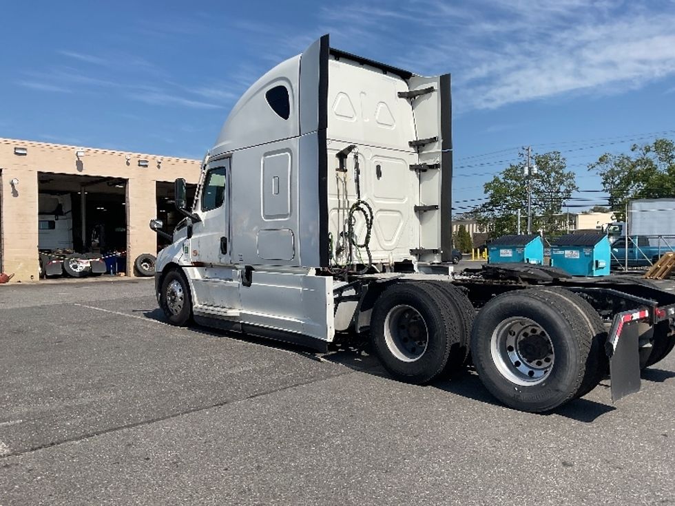 Sleeper Tractor-Heavy Duty Tractors-Freightliner-2023-T12664ST-Millville-NJ-684,915\n\t\tmiles-$ 58,750 - Image 5