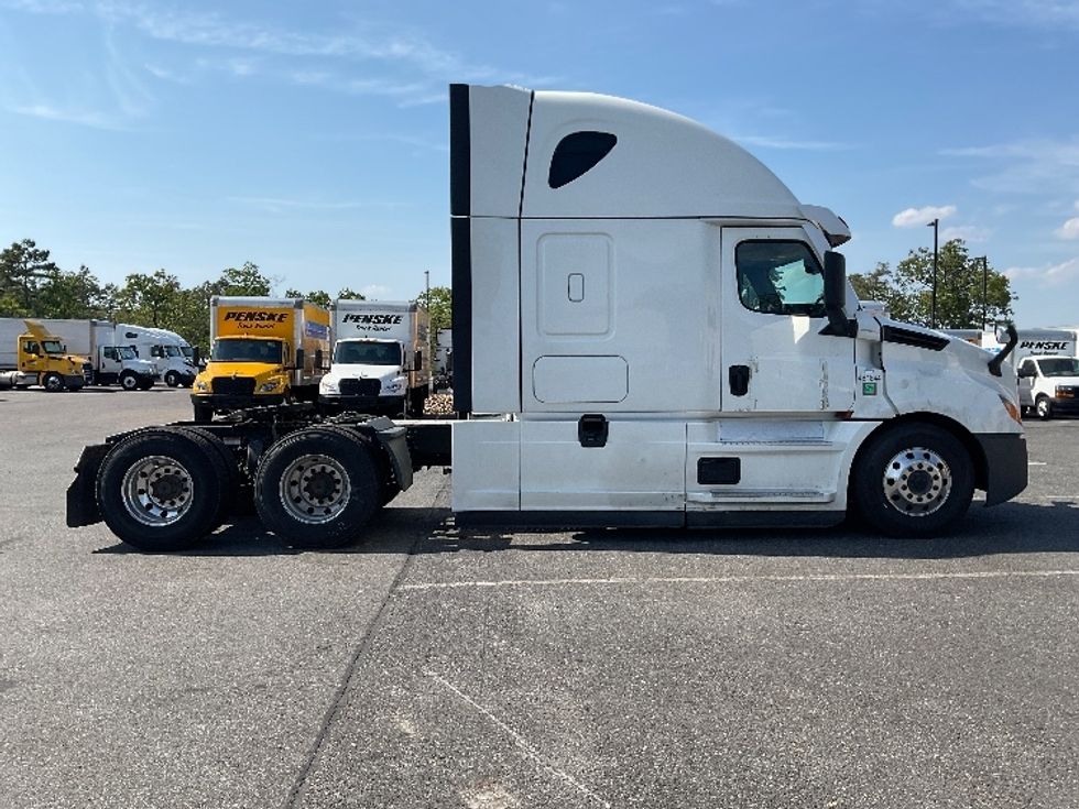 Sleeper Tractor-Heavy Duty Tractors-Freightliner-2023-T12664ST-Millville-NJ-684,915\n\t\tmiles-$ 58,750 - Image 8