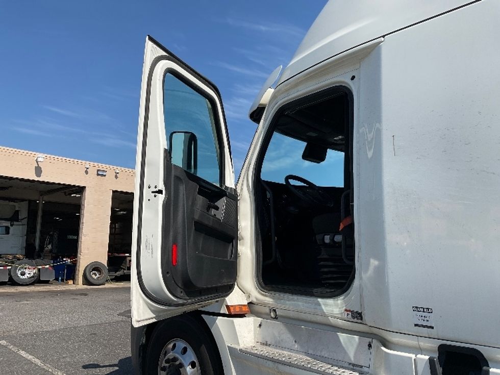 Sleeper Tractor-Heavy Duty Tractors-Freightliner-2023-T12664ST-Millville-NJ-684,915\n\t\tmiles-$ 58,750 - Image 9