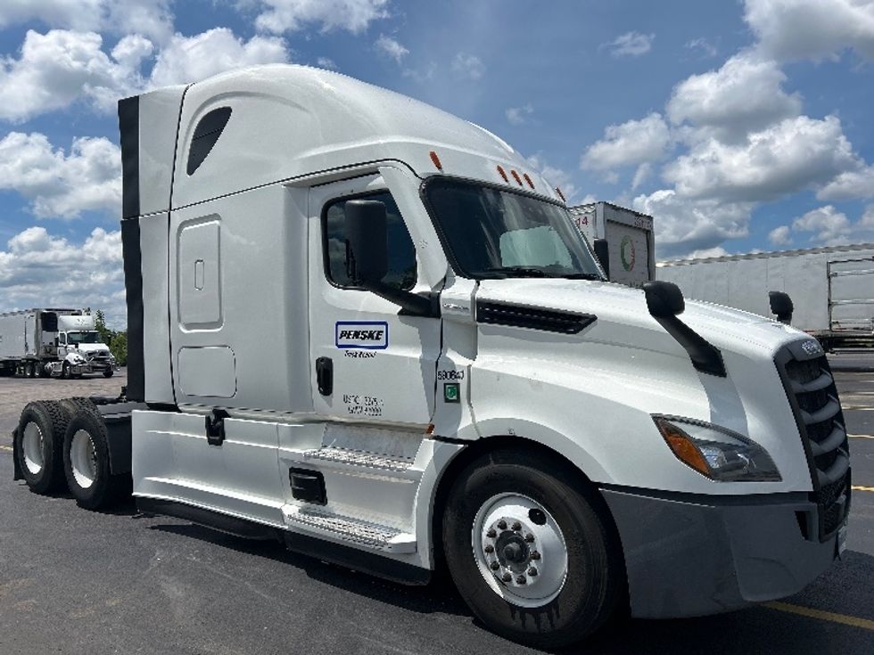 Sleeper Tractor-Heavy Duty Tractors-Freightliner-2023-T12664ST-Milwaukee-WI-549,664\n\t\tmiles-$ 70,000 - Image 1