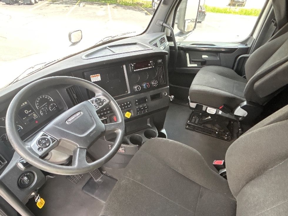 Sleeper Tractor-Heavy Duty Tractors-Freightliner-2023-T12664ST-Milwaukee-WI-549,664\n\t\tmiles-$ 70,000 - Image 10