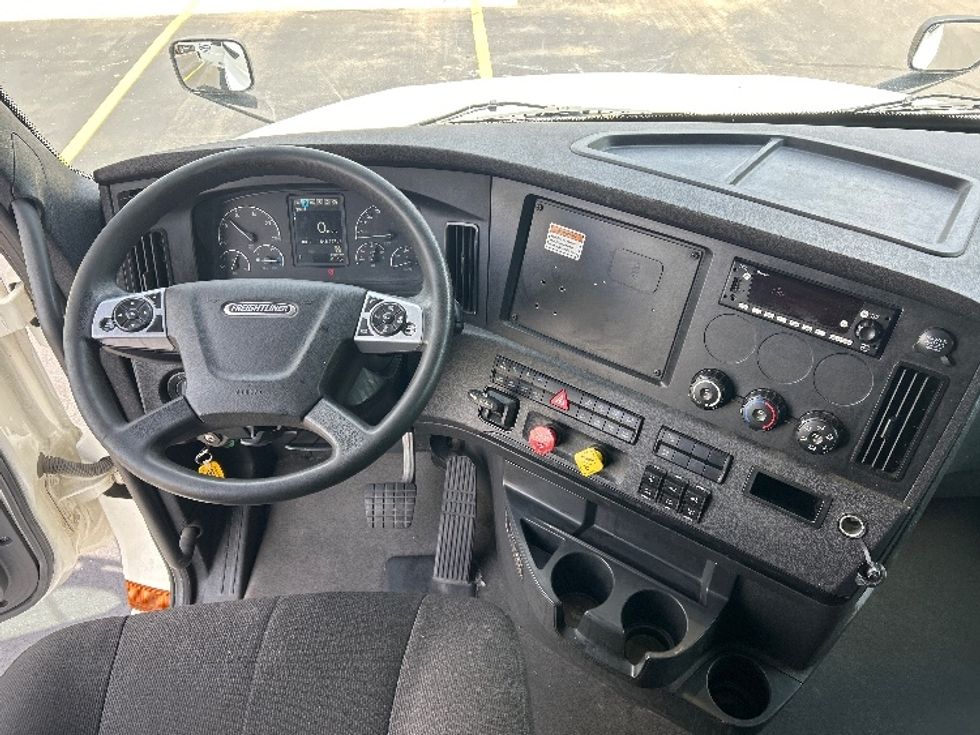 Sleeper Tractor-Heavy Duty Tractors-Freightliner-2023-T12664ST-Milwaukee-WI-549,664\n\t\tmiles-$ 70,000 - Image 11