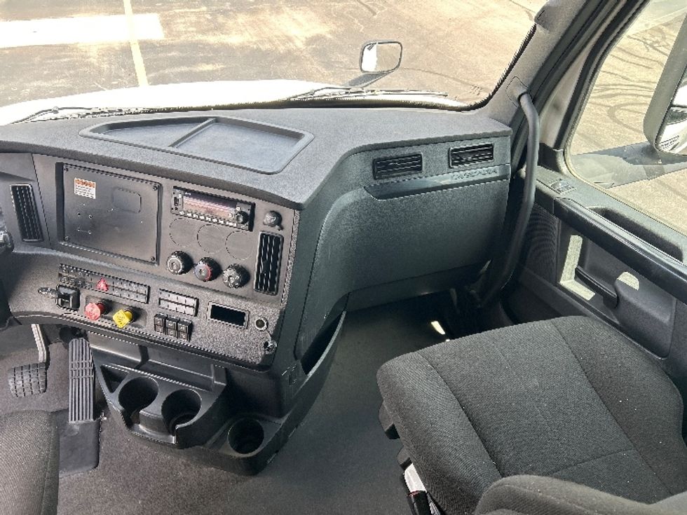 Sleeper Tractor-Heavy Duty Tractors-Freightliner-2023-T12664ST-Milwaukee-WI-549,664\n\t\tmiles-$ 70,000 - Image 12