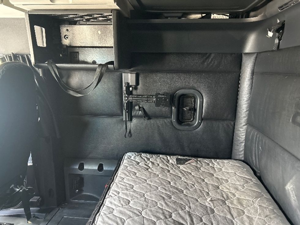 Sleeper Tractor-Heavy Duty Tractors-Freightliner-2023-T12664ST-Milwaukee-WI-549,664\n\t\tmiles-$ 70,000 - Image 18