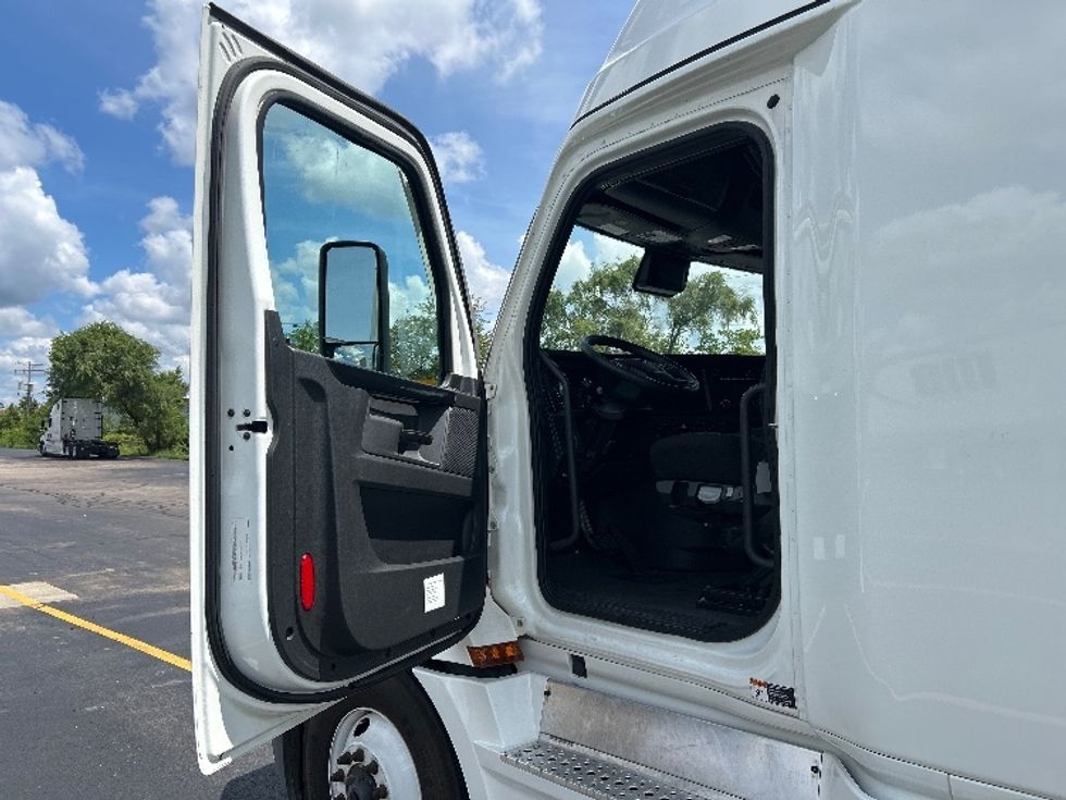 Sleeper Tractor-Heavy Duty Tractors-Freightliner-2023-T12664ST-Milwaukee-WI-549,664\n\t\tmiles-$ 70,000 - Image 9