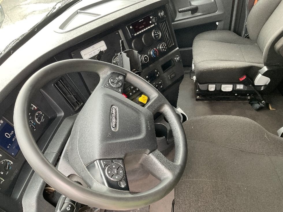 Sleeper Tractor-Heavy Duty Tractors-Freightliner-2023-T12664ST-Milwaukee-WI-602,213\n\t\tmiles-$ 60,750 - Image 10