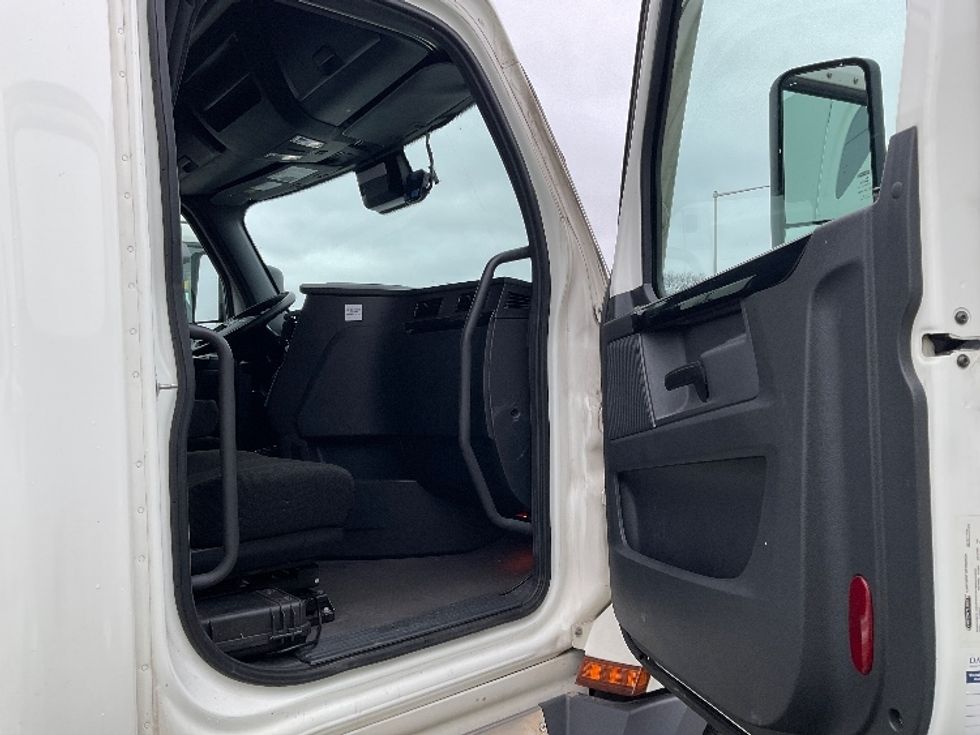 Sleeper Tractor-Heavy Duty Tractors-Freightliner-2023-T12664ST-Milwaukee-WI-602,213\n\t\tmiles-$ 60,750 - Image 13