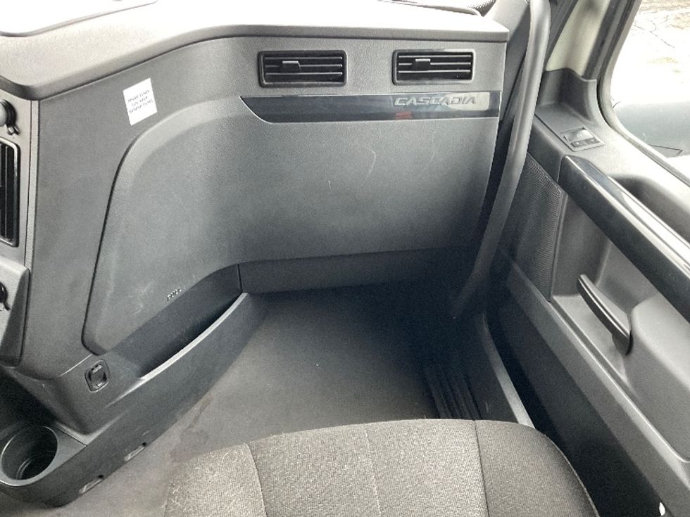 Sleeper Tractor-Heavy Duty Tractors-Freightliner-2023-T12664ST-Milwaukee-WI-602,213\n\t\tmiles-$ 60,750 - Image 14