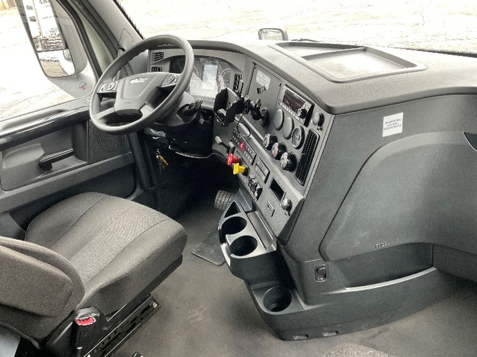 Sleeper Tractor-Heavy Duty Tractors-Freightliner-2023-T12664ST-Milwaukee-WI-602,213\n\t\tmiles-$ 60,750 - Image 15