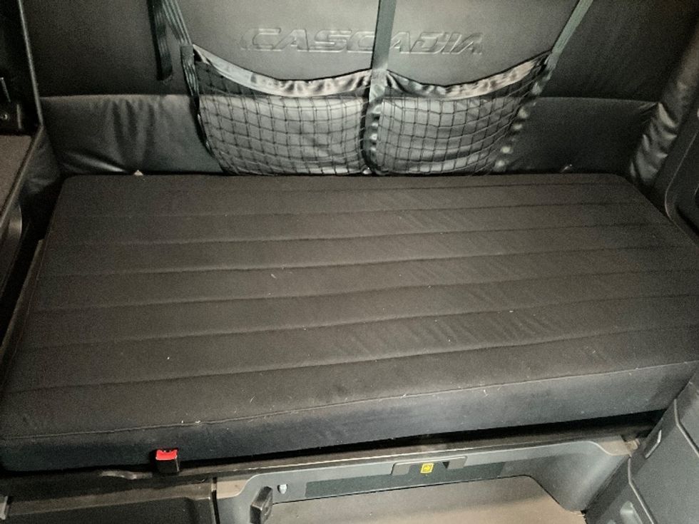 Sleeper Tractor-Heavy Duty Tractors-Freightliner-2023-T12664ST-Milwaukee-WI-602,213\n\t\tmiles-$ 60,750 - Image 17