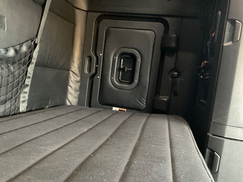 Sleeper Tractor-Heavy Duty Tractors-Freightliner-2023-T12664ST-Milwaukee-WI-602,213\n\t\tmiles-$ 60,750 - Image 18