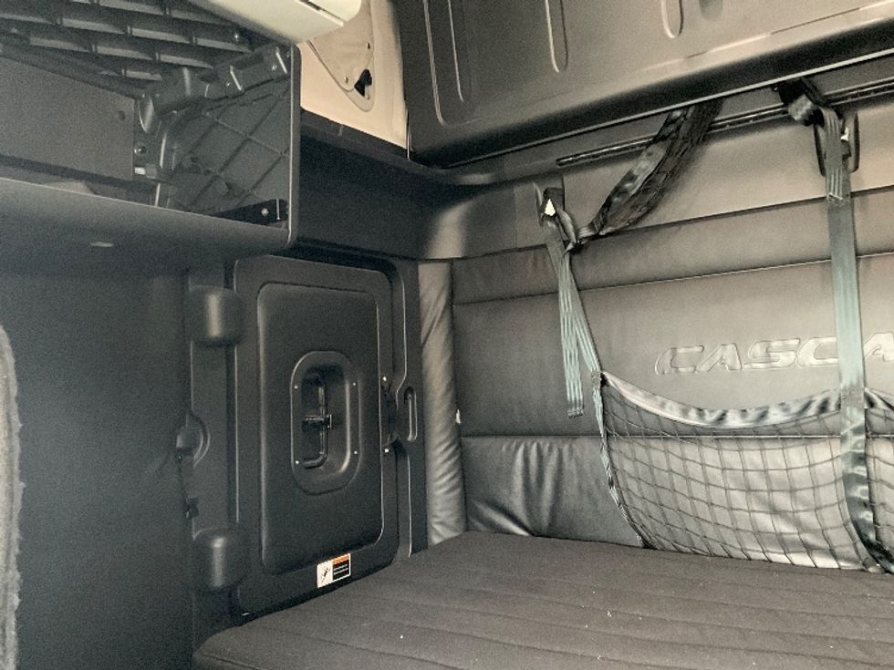 Sleeper Tractor-Heavy Duty Tractors-Freightliner-2023-T12664ST-Milwaukee-WI-602,213\n\t\tmiles-$ 60,750 - Image 19