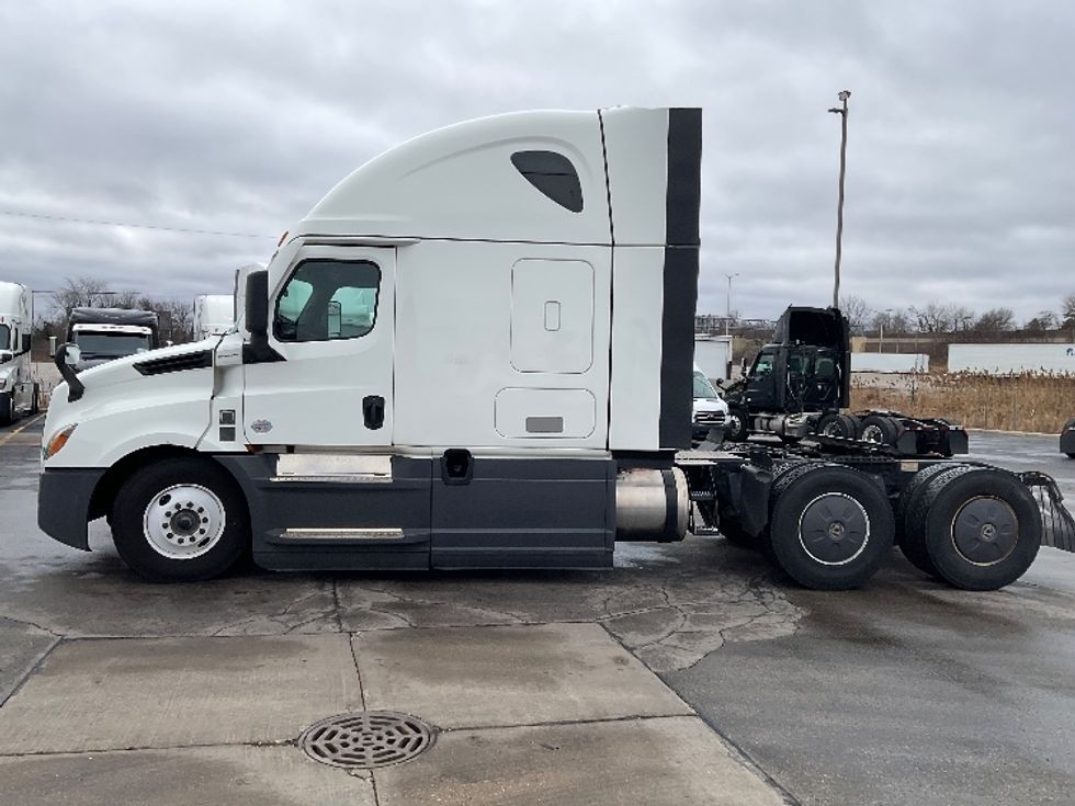 Sleeper Tractor-Heavy Duty Tractors-Freightliner-2023-T12664ST-Milwaukee-WI-602,213\n\t\tmiles-$ 60,750 - Image 4