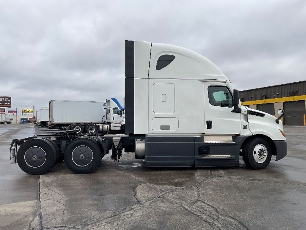 Sleeper Tractor-Heavy Duty Tractors-Freightliner-2023-T12664ST-Milwaukee-WI-602,213\n\t\tmiles-$ 60,750 - Image 8